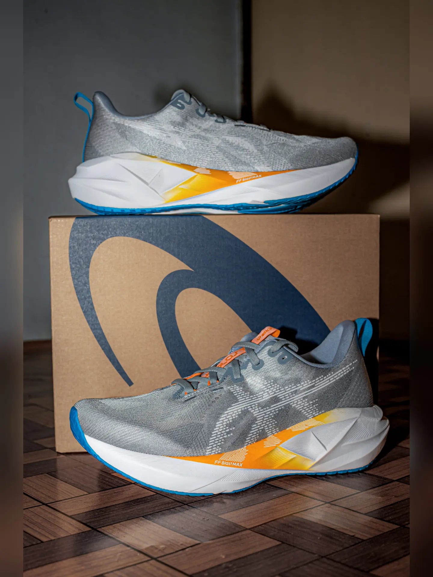 RUNNING SHOES